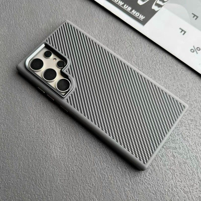 Ốp lưng cao cấp carbon fiber cho Samsung Galaxy S24 Ultra, S24 Plus hiệu Likgus Defender trang bị viền camera kim loại, cạnh ốp dẻo TPU - Hàng nhập khẩu