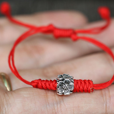 Vòng Kết Dây Đỏ Charm Hoa Bạc 4 Cạnh Ngọc Quý Gemstones GA1