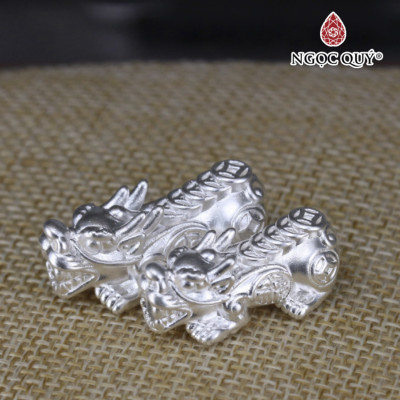 Charm bạc tỳ hưu xỏ ngang - Ngọc Quý Gemstones