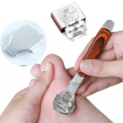 Dụng cụ chà gót chân ,chất liệu inox ,làm sạch da chết giúp gót chân mềm mại ,mịn màng   , kèm lưỡi dao cạo có hộp đựng bằng thiếc xinh xắn 