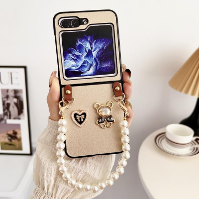 Ốp Lưng Da Cho Samsung Galaxy Z Flip 6 / Z Flip 5 Hình Chú Gấu Kèm Dây Ngọc Trai Ngắn - BUM STORE GALAXY CASE