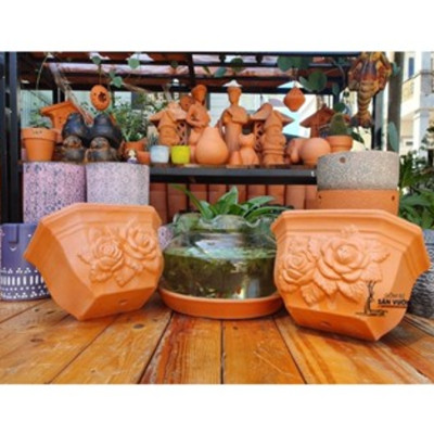Chậu Treo Trồng Cây Gốm Đất Nung (terracotta) Áp Tường, Vân Hoa Hồng, Size NHỎ 23x14x13cm