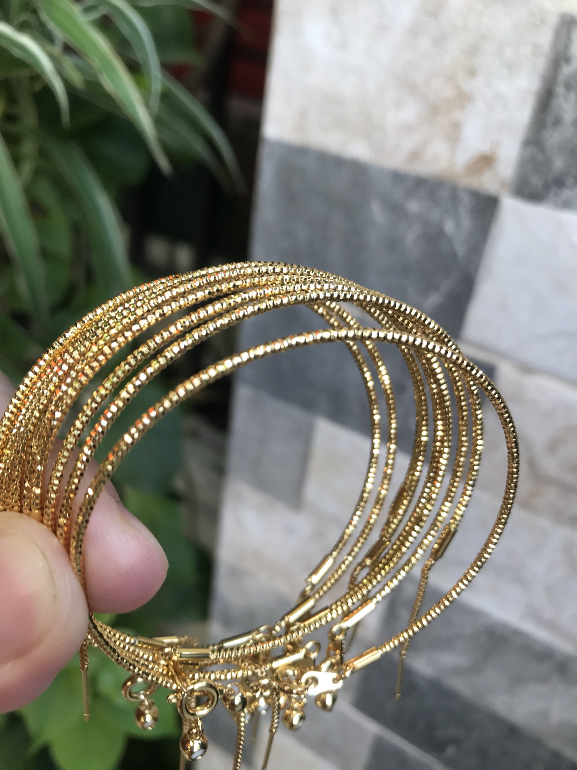 Vòng tay nữ mạ vàng các Chị về phối với hạt charm của mình đeo tay xinh lắm ạ