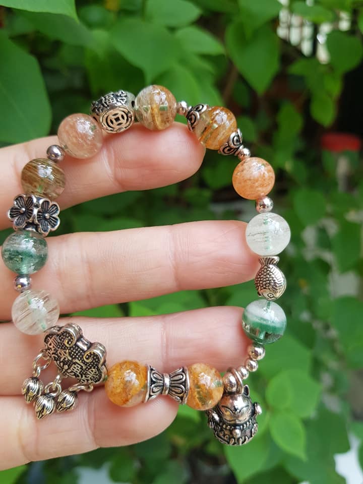 VÒNG TAY PHONG THỦY MAY MẮN ĐÁ THẠCH ANH ƯU LINH TỰ NHIÊN SIZE 10MM BÓNG ĐẸP CHARM PHỤ KIỆN BẠC 925 HÌNH THỎI VÀNG CÁ CHÉP HOA MAY MẮN ĐẸP SANG TAY Ạ