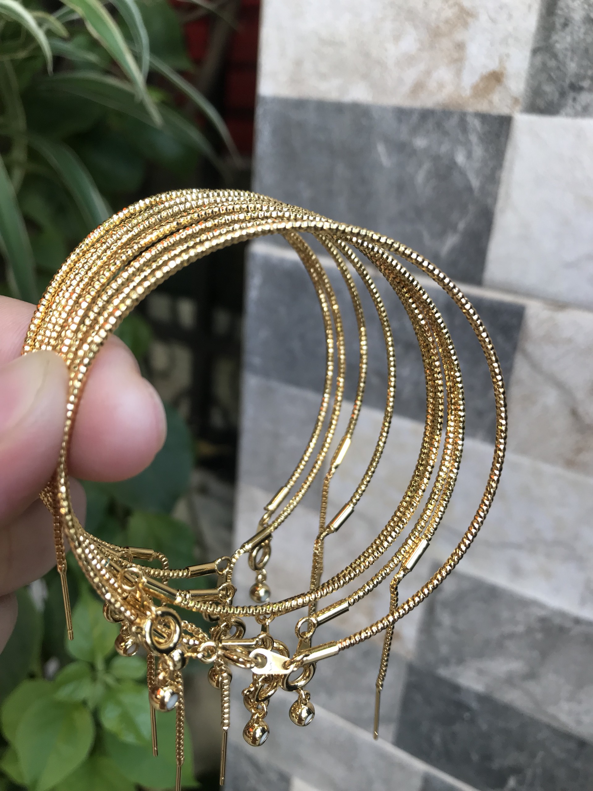 Vòng tay nữ mạ vàng các Chị về phối với hạt charm của mình đeo tay xinh lắm ạ