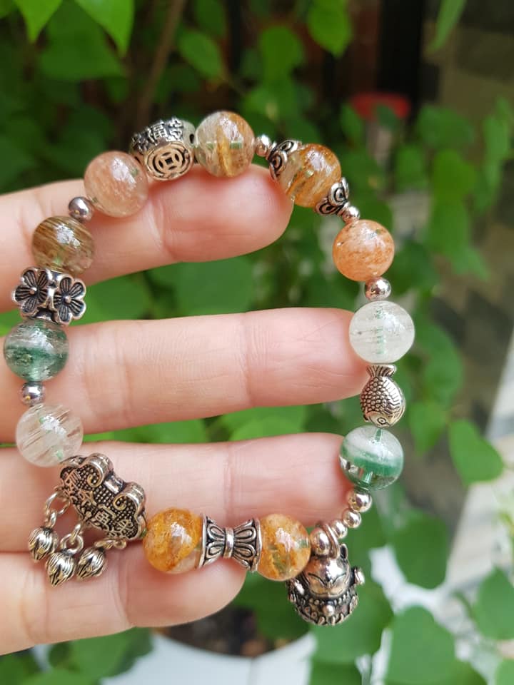 VÒNG TAY PHONG THỦY MAY MẮN ĐÁ THẠCH ANH ƯU LINH TỰ NHIÊN SIZE 10MM BÓNG ĐẸP CHARM PHỤ KIỆN BẠC 925 HÌNH THỎI VÀNG CÁ CHÉP HOA MAY MẮN ĐẸP SANG TAY Ạ