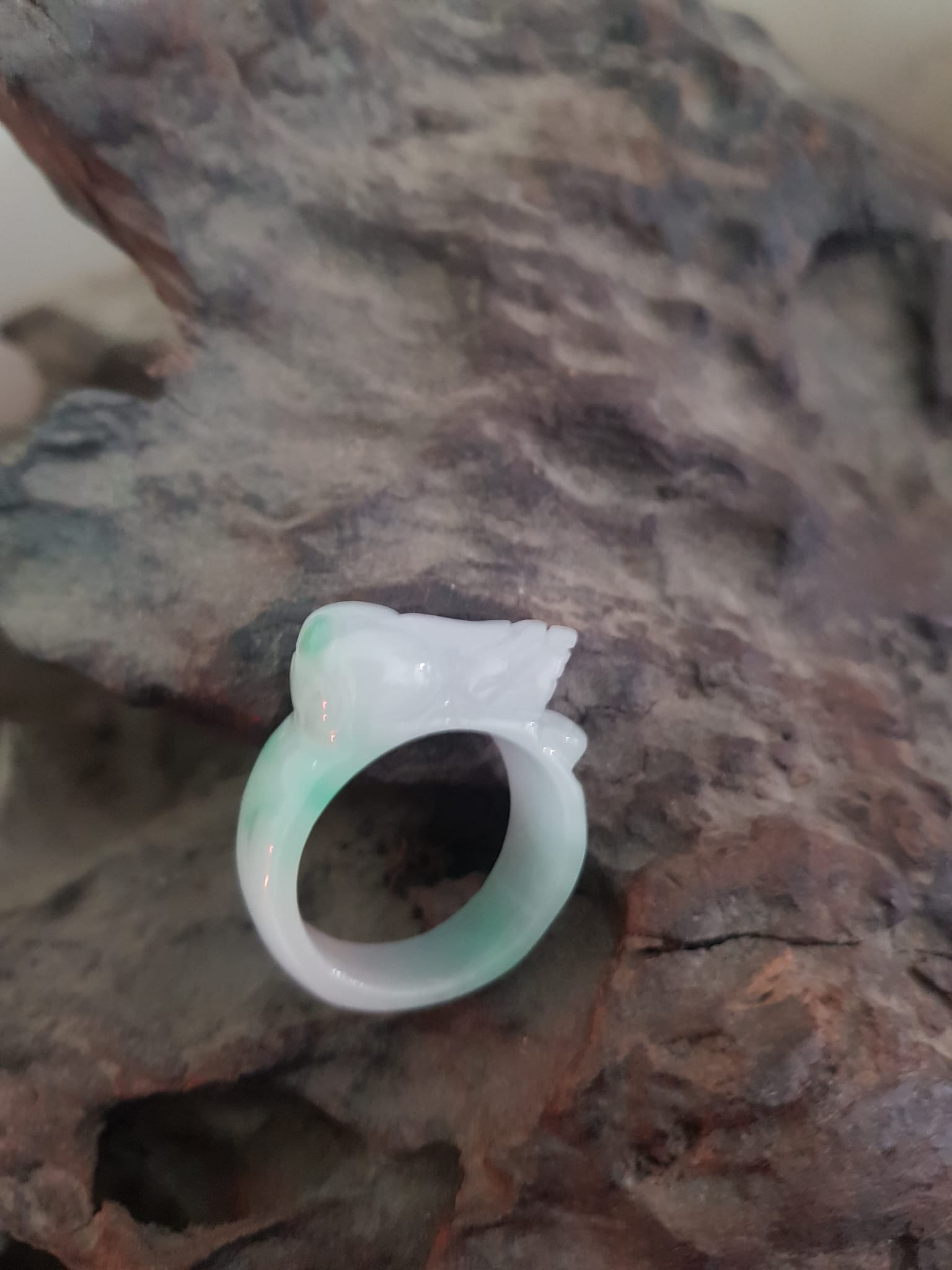 Nhẫn Tỳ Hưu Mới Nam Ni 19mm Đá Cẩm Thạch Tự Nhiên Trắng Xanh nhẹ Bóng Đẹp Size Nhẫn đk 19mm x bản 11mm ạ
