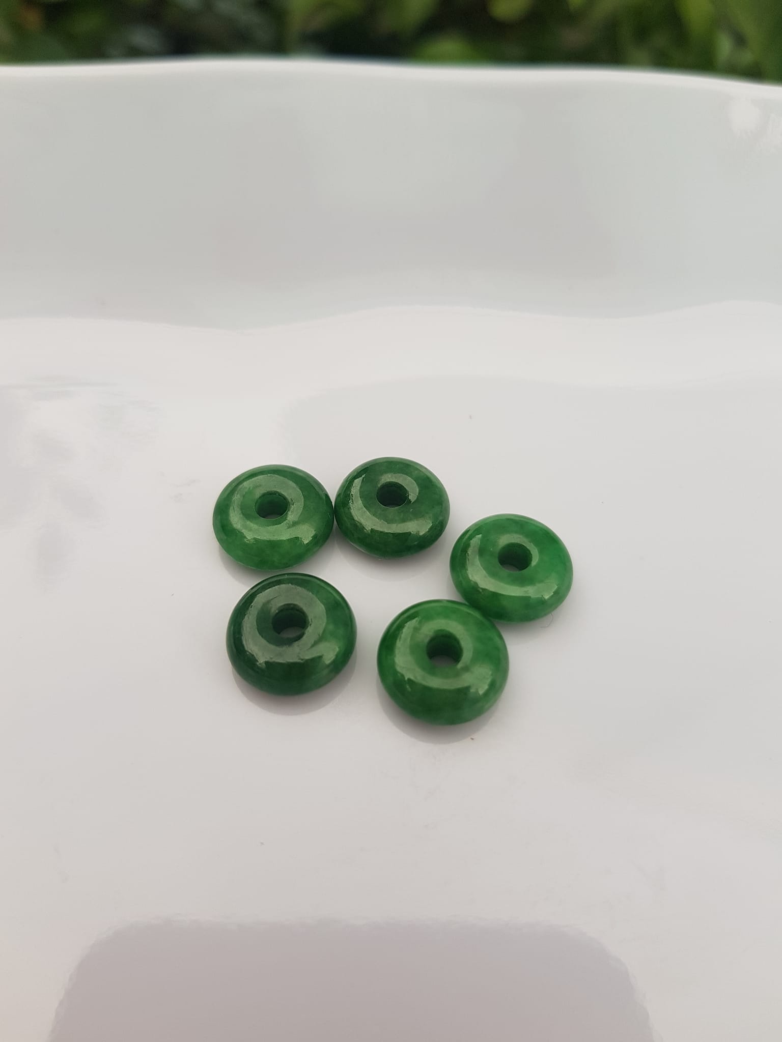 Bộ 5 đồng tiền đá cẩm thạch tự nhiên xanh ngọc đậm đều đẹp Nữ Phối vòng tay,mặt dây chuyền vàng đeo cực kỳ xinh xắn ạ Size hạt 9mm x dầy 3,8mm x lỗ ở giữa đk 2mm mệnh Thủy Mộc Hỏa ạ