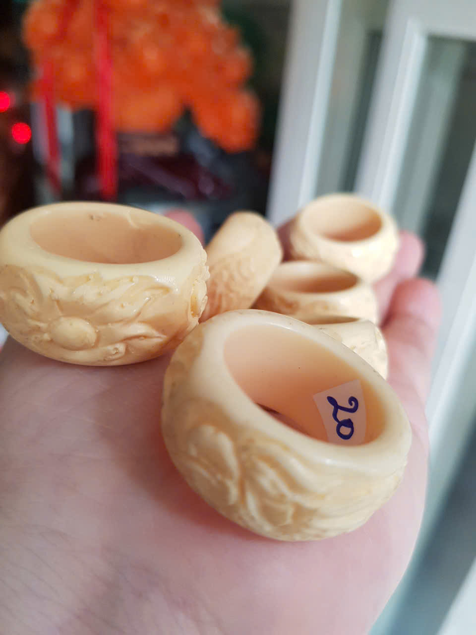 Nhẫn Nam Giả Ngà hay Xương Mỹ Nghệ Bản Hẹ Chạm Rồng Ni 20mm Cao 14mm Dầy 5mm màu trắng Dành Cho Các Anh Nam đeo nhẫn ngón tay cái hay bất kỳ ngón tay nào ni lọt vừa tay là 20mm rẻ vẫn đẹp như thường ạ