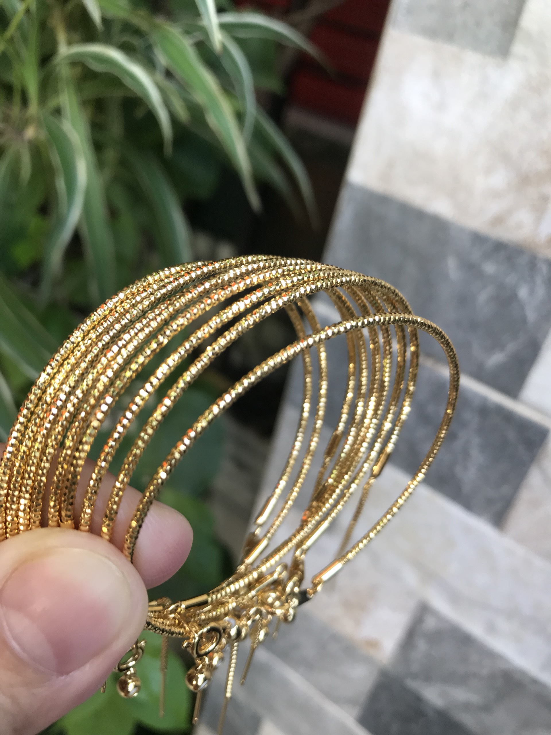 Vòng tay nữ mạ vàng các Chị về phối với hạt charm của mình đeo tay xinh lắm ạ