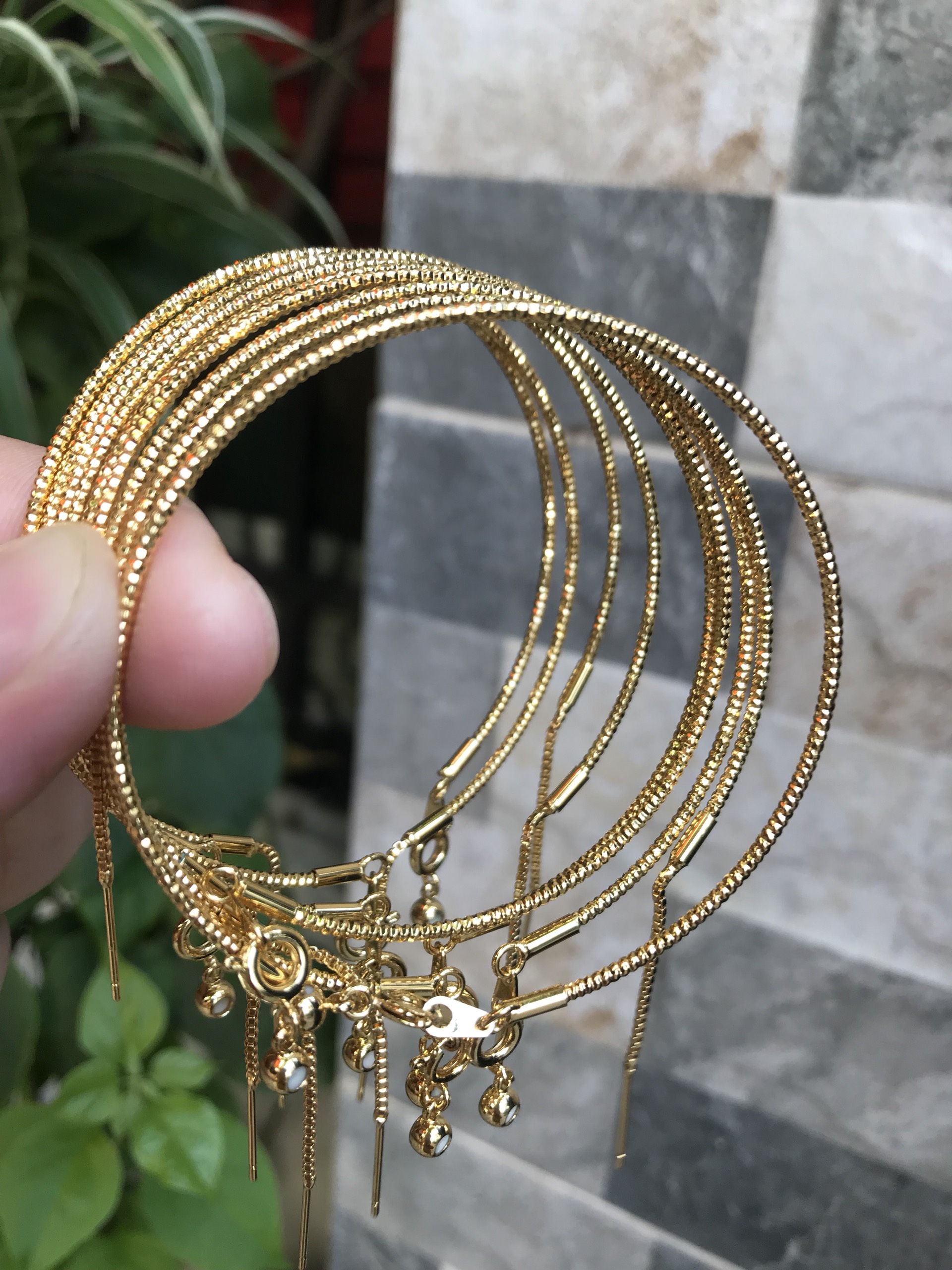 Vòng tay nữ mạ vàng các Chị về phối với hạt charm của mình đeo tay xinh lắm ạ