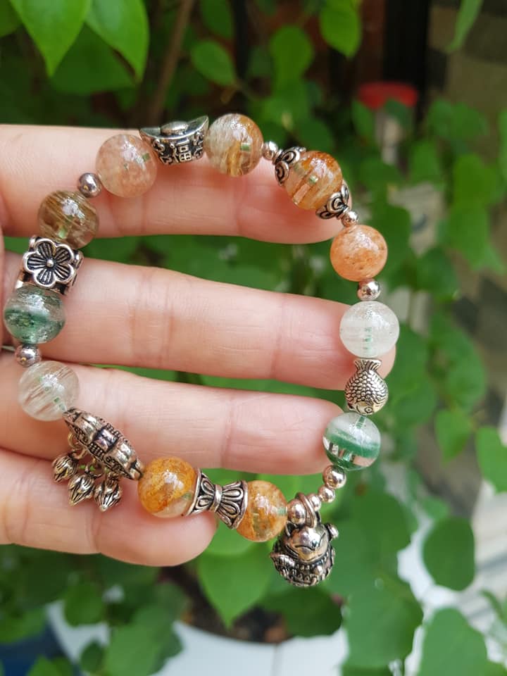VÒNG TAY PHONG THỦY MAY MẮN ĐÁ THẠCH ANH ƯU LINH TỰ NHIÊN SIZE 10MM BÓNG ĐẸP CHARM PHỤ KIỆN BẠC 925 HÌNH THỎI VÀNG CÁ CHÉP HOA MAY MẮN ĐẸP SANG TAY Ạ