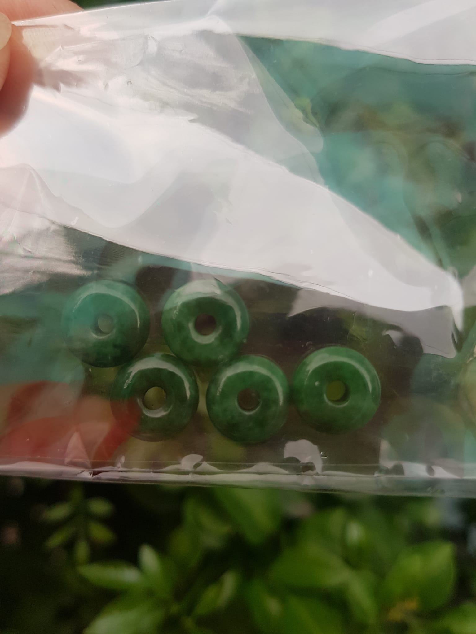 Bộ 5 đồng tiền đá cẩm thạch tự nhiên xanh ngọc đậm đều đẹp Nữ Phối vòng tay,mặt dây chuyền vàng đeo cực kỳ xinh xắn ạ Size hạt 9mm x dầy 3,8mm x lỗ ở giữa đk 2mm mệnh Thủy Mộc Hỏa ạ