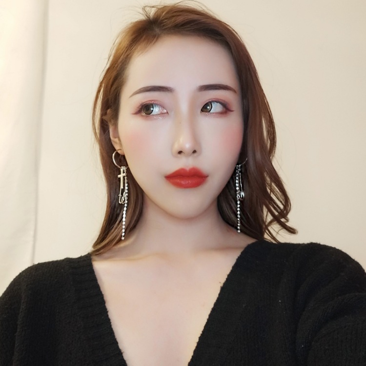 Đôi bông tai đính đá unisex phá cách