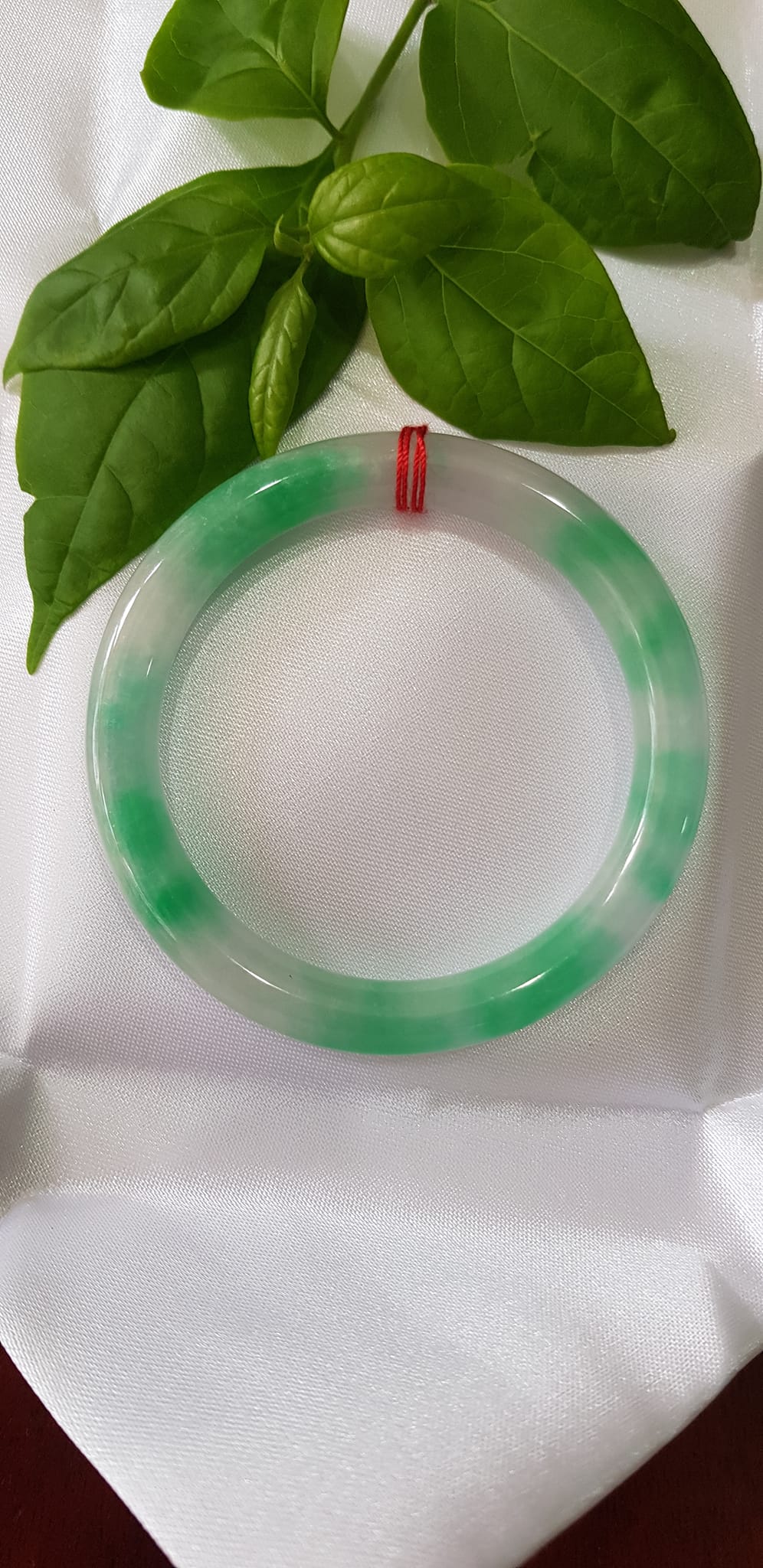 ️Vòng tay nữ đá Cẩm Thạch tự nhiên mới TR LÝ IC 52mm x chột 8mm vòng màu xanh trắng đều đẹp nữ 50kg - 54kg đeo ạ