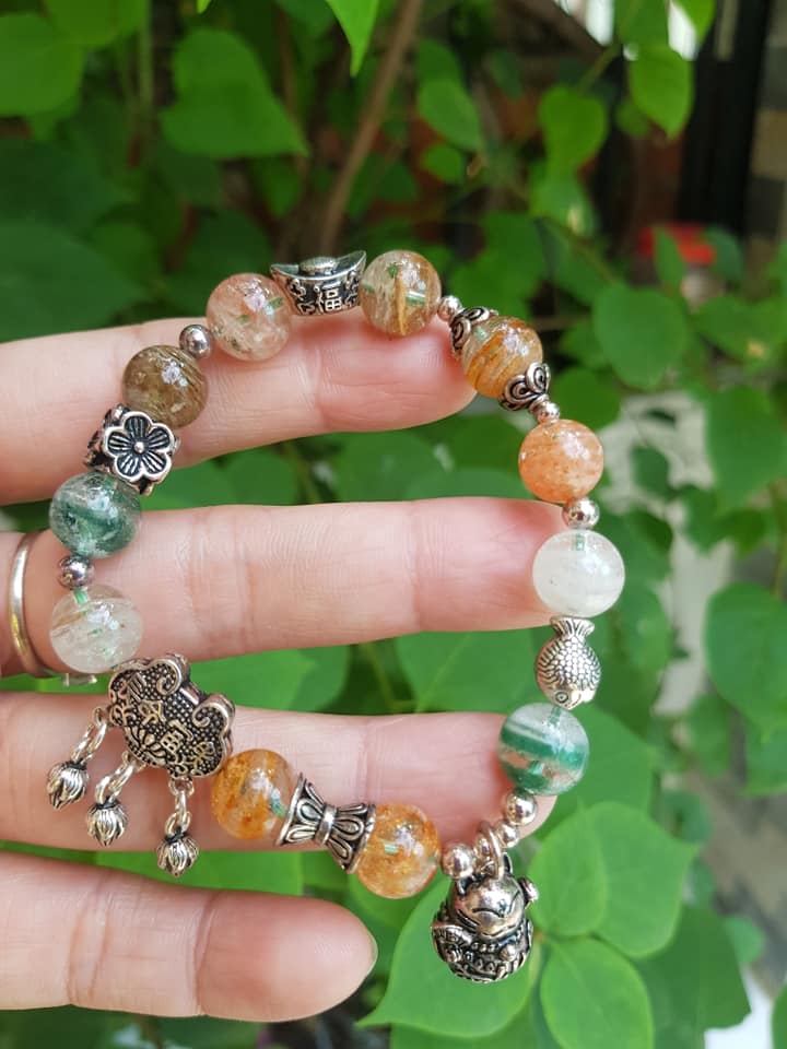 VÒNG TAY PHONG THỦY MAY MẮN ĐÁ THẠCH ANH ƯU LINH TỰ NHIÊN SIZE 10MM BÓNG ĐẸP CHARM PHỤ KIỆN BẠC 925 HÌNH THỎI VÀNG CÁ CHÉP HOA MAY MẮN ĐẸP SANG TAY Ạ