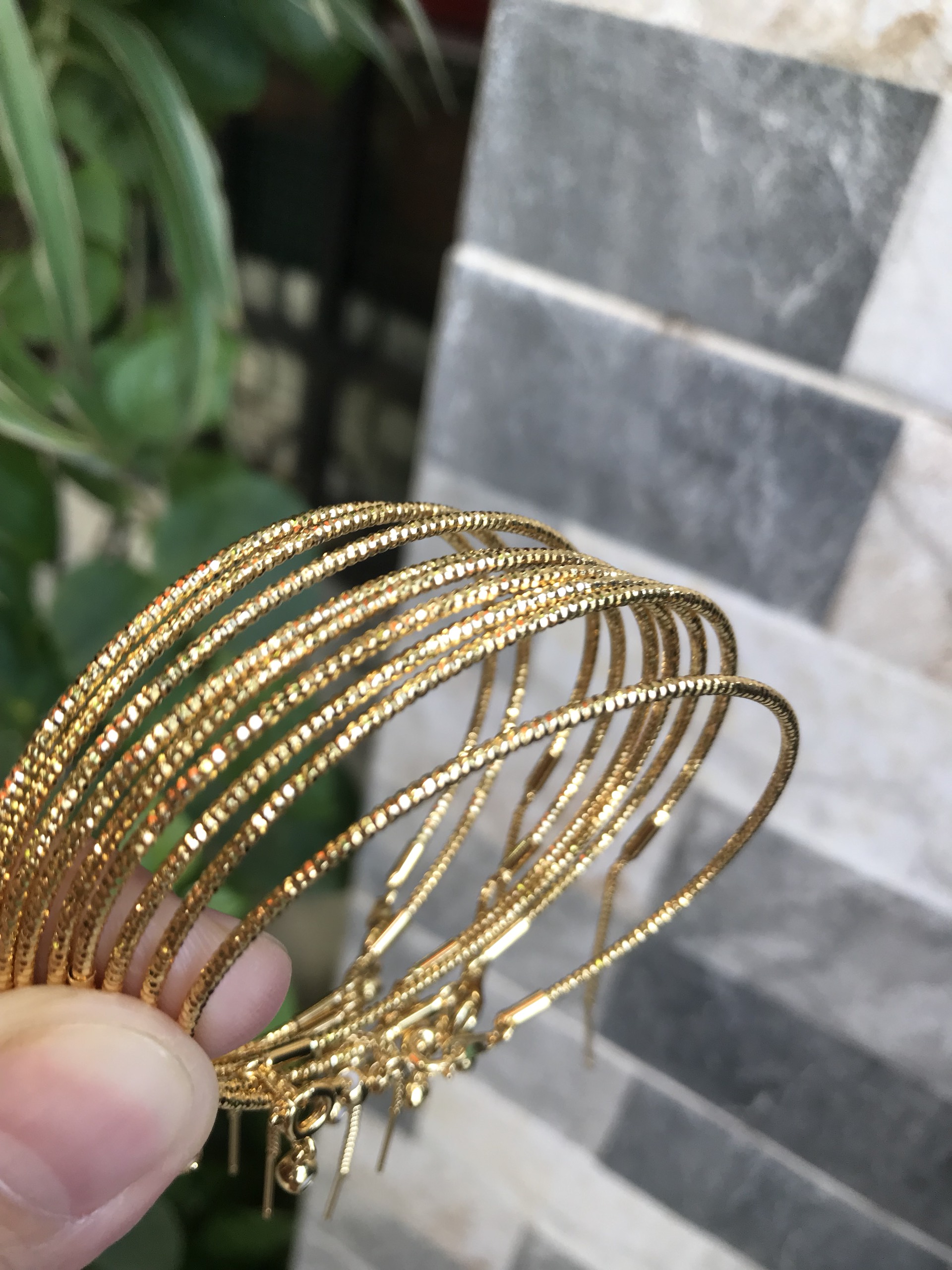 Vòng tay nữ mạ vàng các Chị về phối với hạt charm của mình đeo tay xinh lắm ạ