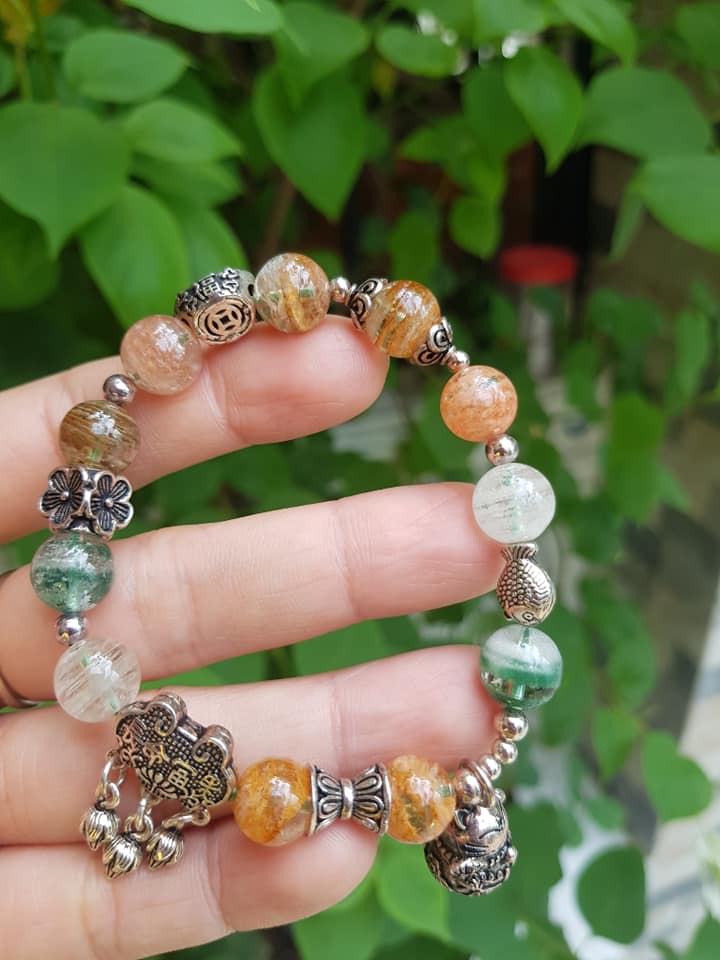 VÒNG TAY PHONG THỦY MAY MẮN ĐÁ THẠCH ANH ƯU LINH TỰ NHIÊN SIZE 10MM BÓNG ĐẸP CHARM PHỤ KIỆN BẠC 925 HÌNH THỎI VÀNG CÁ CHÉP HOA MAY MẮN ĐẸP SANG TAY Ạ