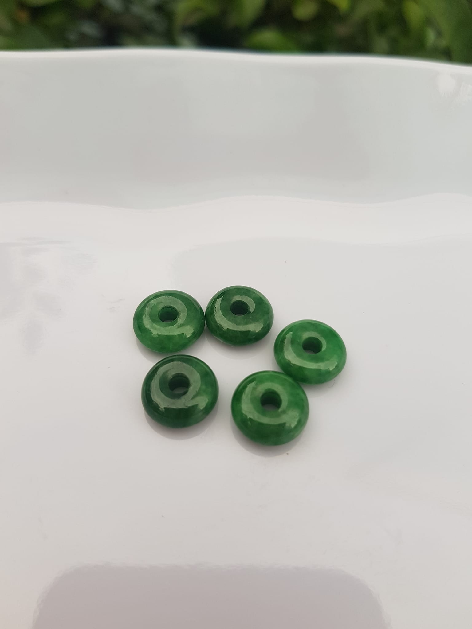 Bộ 5 đồng tiền đá cẩm thạch tự nhiên xanh ngọc đậm đều đẹp Nữ Phối vòng tay,mặt dây chuyền vàng đeo cực kỳ xinh xắn ạ Size hạt 9mm x dầy 3,8mm x lỗ ở giữa đk 2mm mệnh Thủy Mộc Hỏa ạ