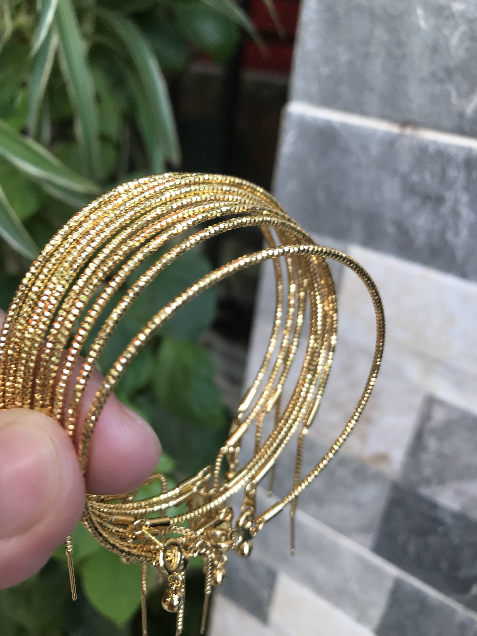 Vòng tay nữ mạ vàng các Chị về phối với hạt charm của mình đeo tay xinh lắm ạ