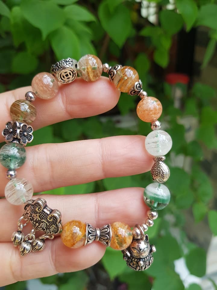 VÒNG TAY PHONG THỦY MAY MẮN ĐÁ THẠCH ANH ƯU LINH TỰ NHIÊN SIZE 10MM BÓNG ĐẸP CHARM PHỤ KIỆN BẠC 925 HÌNH THỎI VÀNG CÁ CHÉP HOA MAY MẮN ĐẸP SANG TAY Ạ