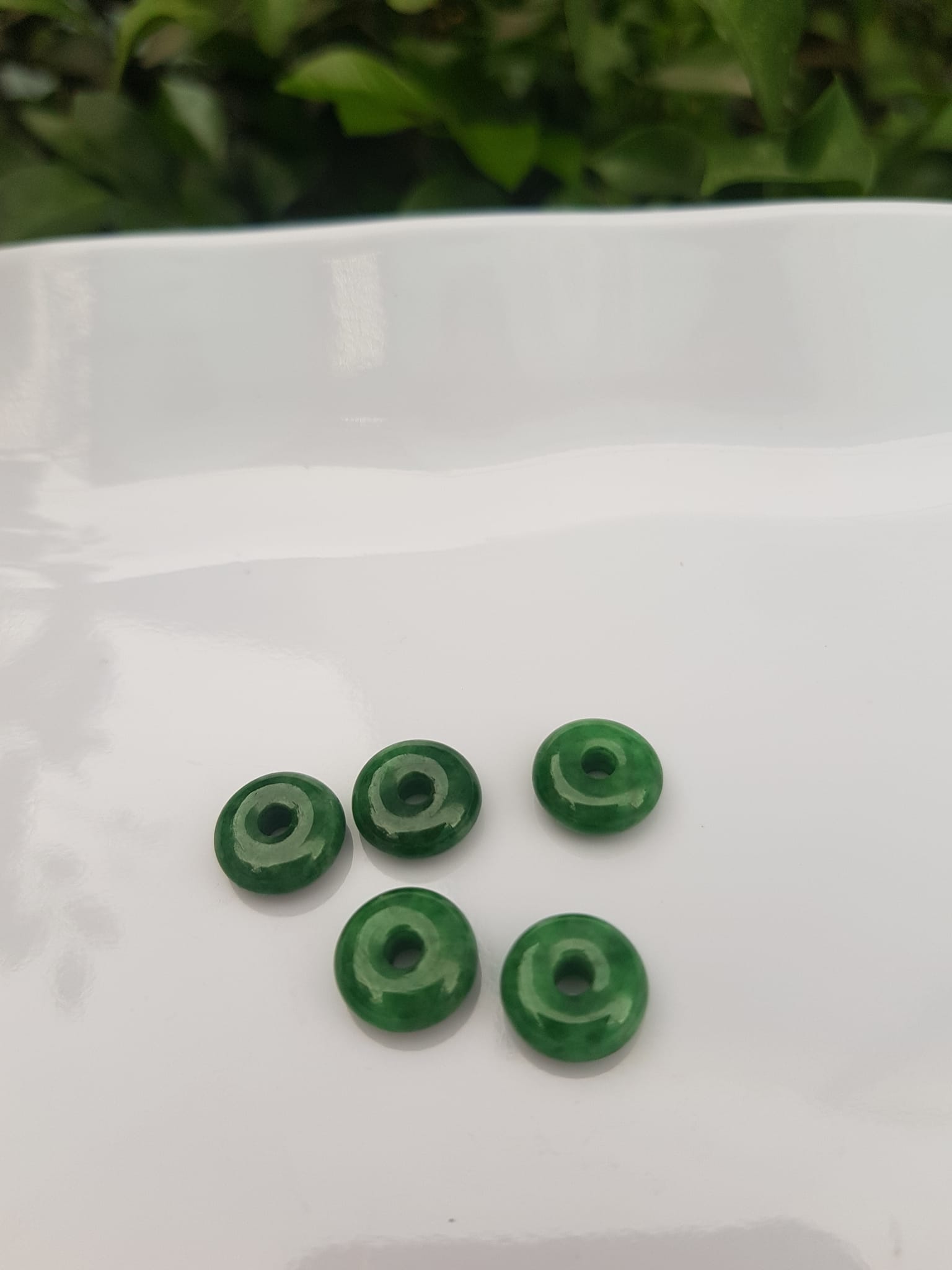 Bộ 5 đồng tiền đá cẩm thạch tự nhiên xanh ngọc đậm đều đẹp Nữ Phối vòng tay,mặt dây chuyền vàng đeo cực kỳ xinh xắn ạ Size hạt 9mm x dầy 3,8mm x lỗ ở giữa đk 2mm mệnh Thủy Mộc Hỏa ạ