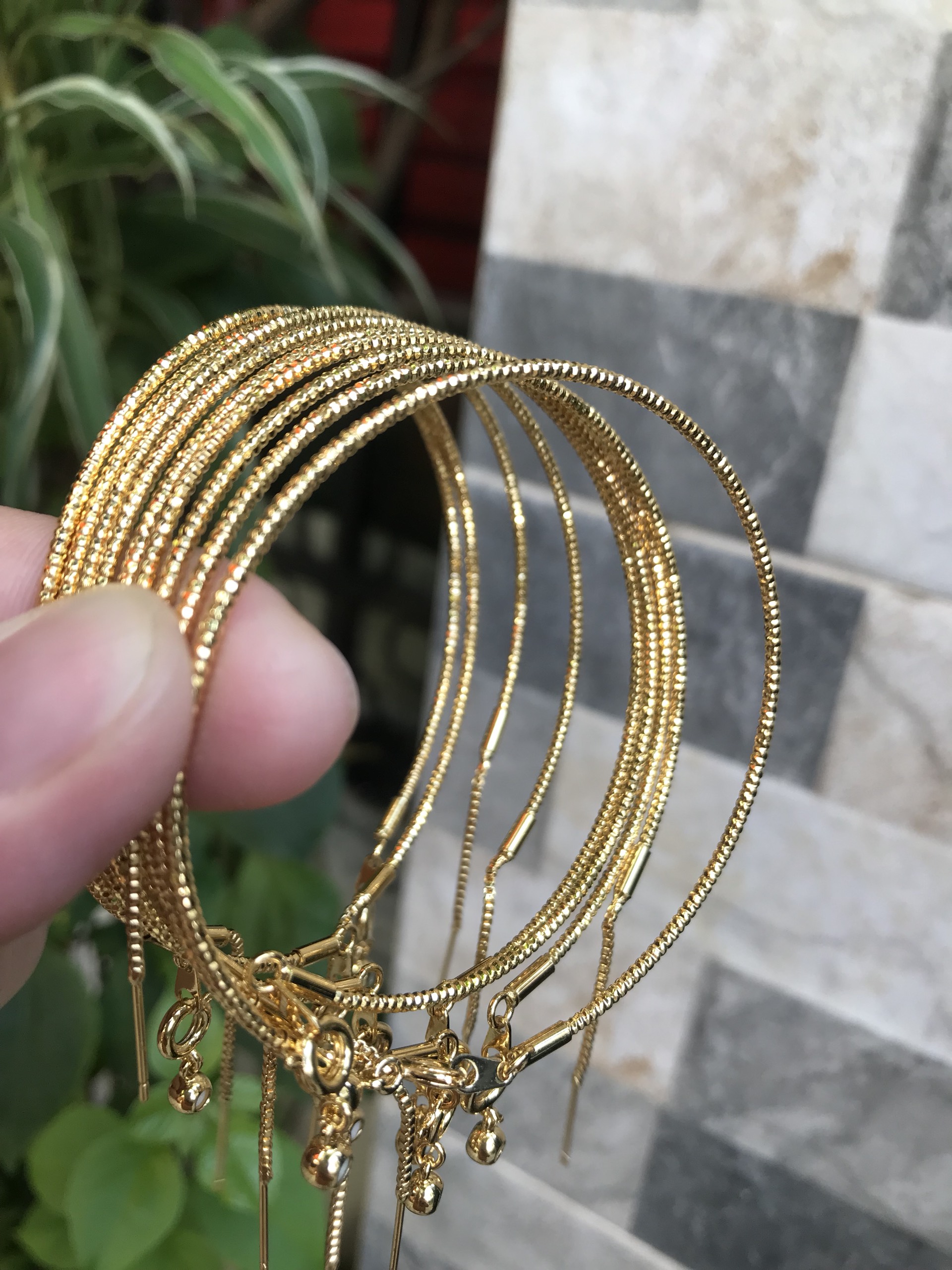 Vòng tay nữ mạ vàng các Chị về phối với hạt charm của mình đeo tay xinh lắm ạ