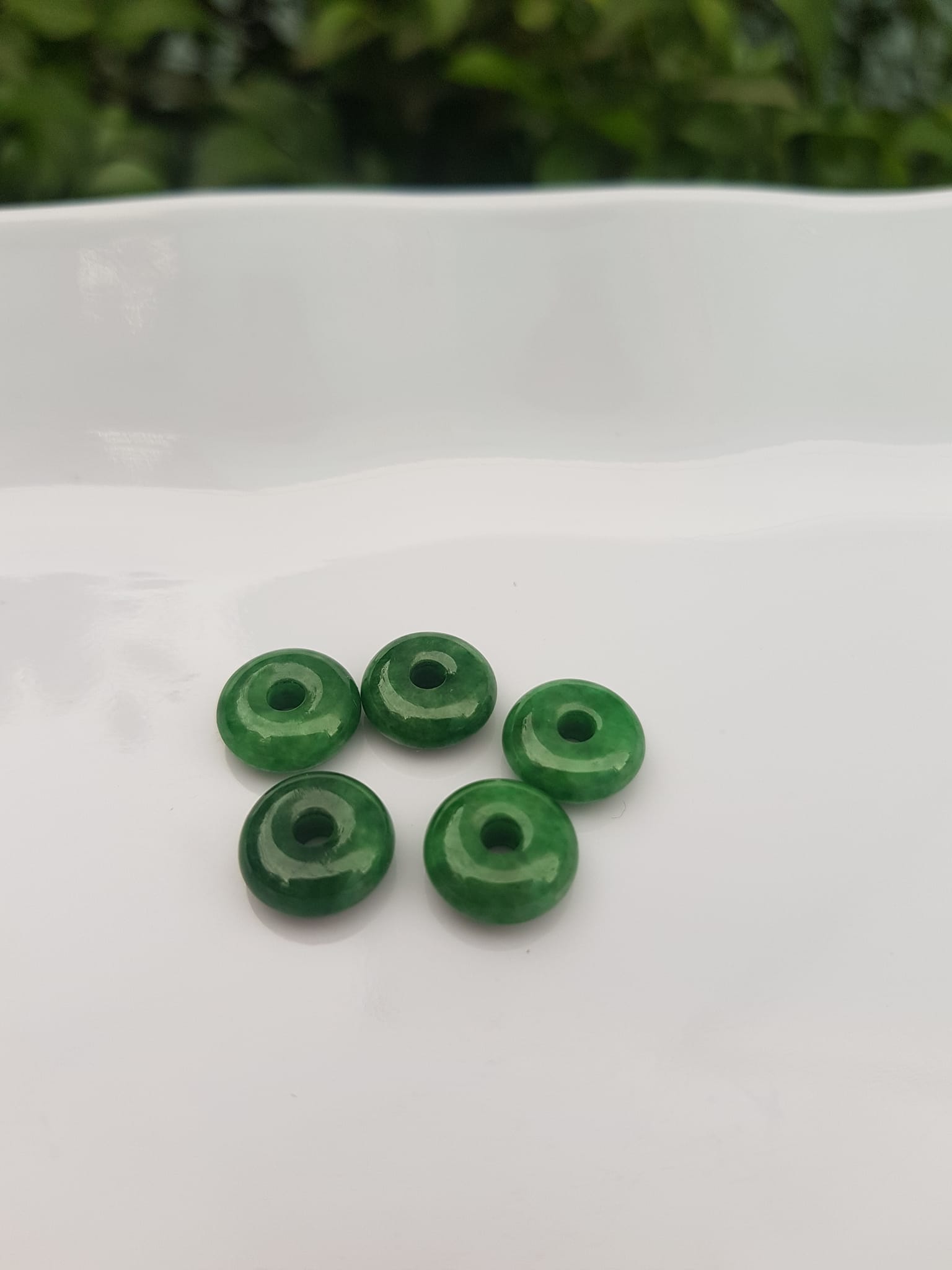 Bộ 5 đồng tiền đá cẩm thạch tự nhiên xanh ngọc đậm đều đẹp Nữ Phối vòng tay,mặt dây chuyền vàng đeo cực kỳ xinh xắn ạ Size hạt 9mm x dầy 3,8mm x lỗ ở giữa đk 2mm mệnh Thủy Mộc Hỏa ạ