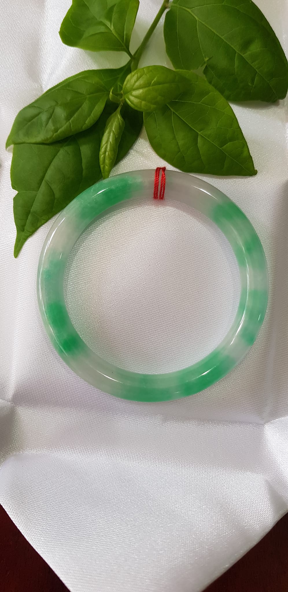 ️Vòng tay nữ đá Cẩm Thạch tự nhiên mới TR LÝ IC 52mm x chột 8mm vòng màu xanh trắng đều đẹp nữ 50kg - 54kg đeo ạ