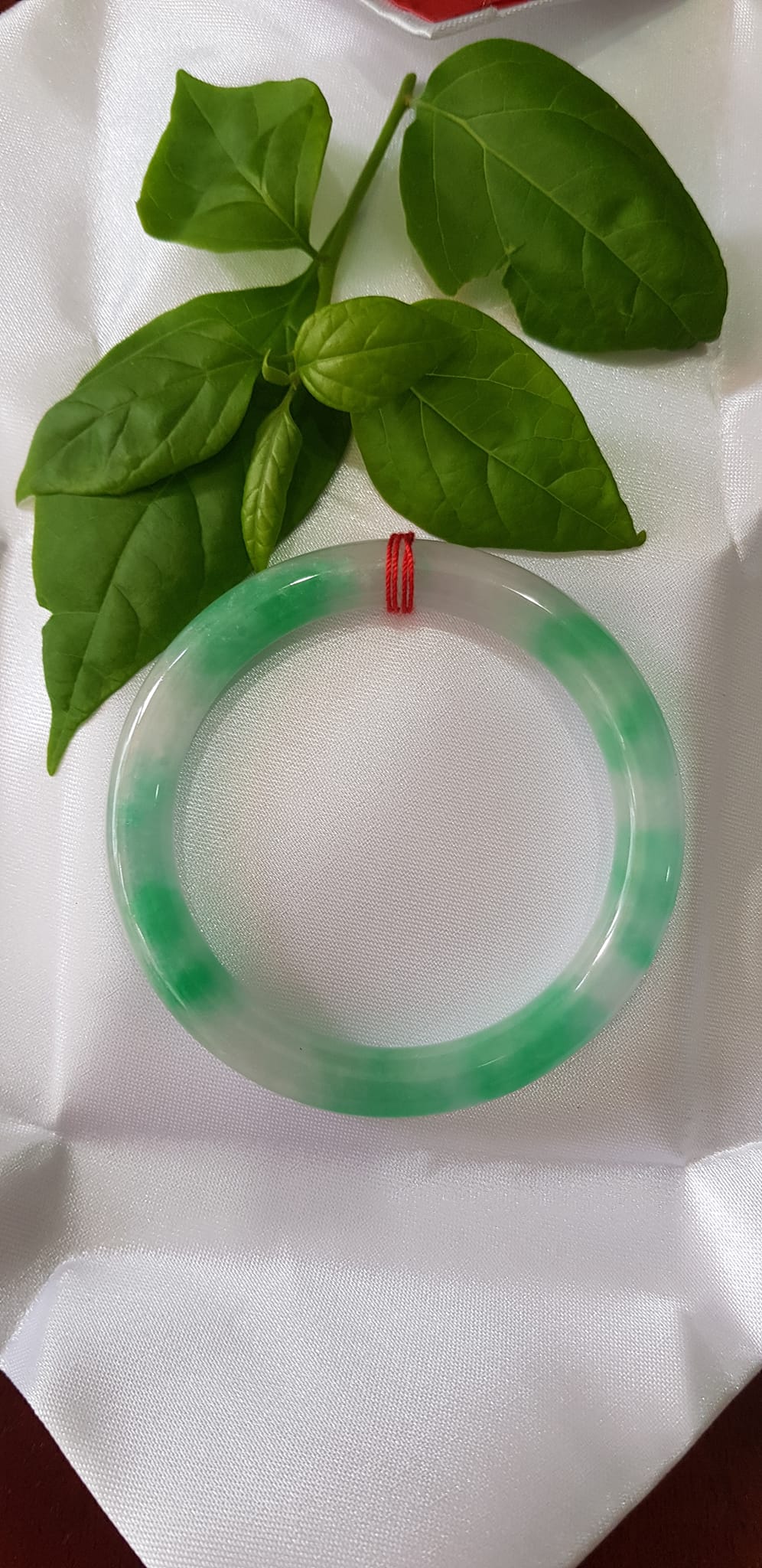 ️Vòng tay nữ đá Cẩm Thạch tự nhiên mới TR LÝ IC 52mm x chột 8mm vòng màu xanh trắng đều đẹp nữ 50kg - 54kg đeo ạ