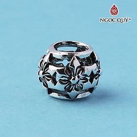 Charm bạc xỏ ngang rỗng họa tiết hoa - Ngọc Quý Gemstones
