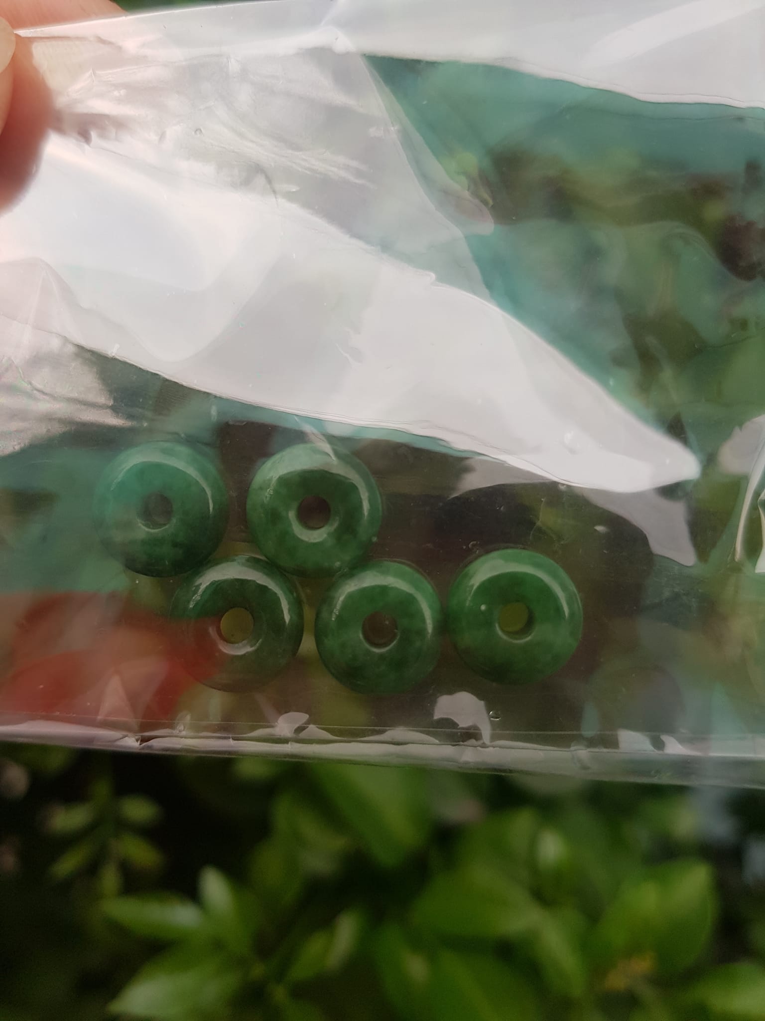 Bộ 5 đồng tiền đá cẩm thạch tự nhiên xanh ngọc đậm đều đẹp Nữ Phối vòng tay,mặt dây chuyền vàng đeo cực kỳ xinh xắn ạ Size hạt 9mm x dầy 3,8mm x lỗ ở giữa đk 2mm mệnh Thủy Mộc Hỏa ạ