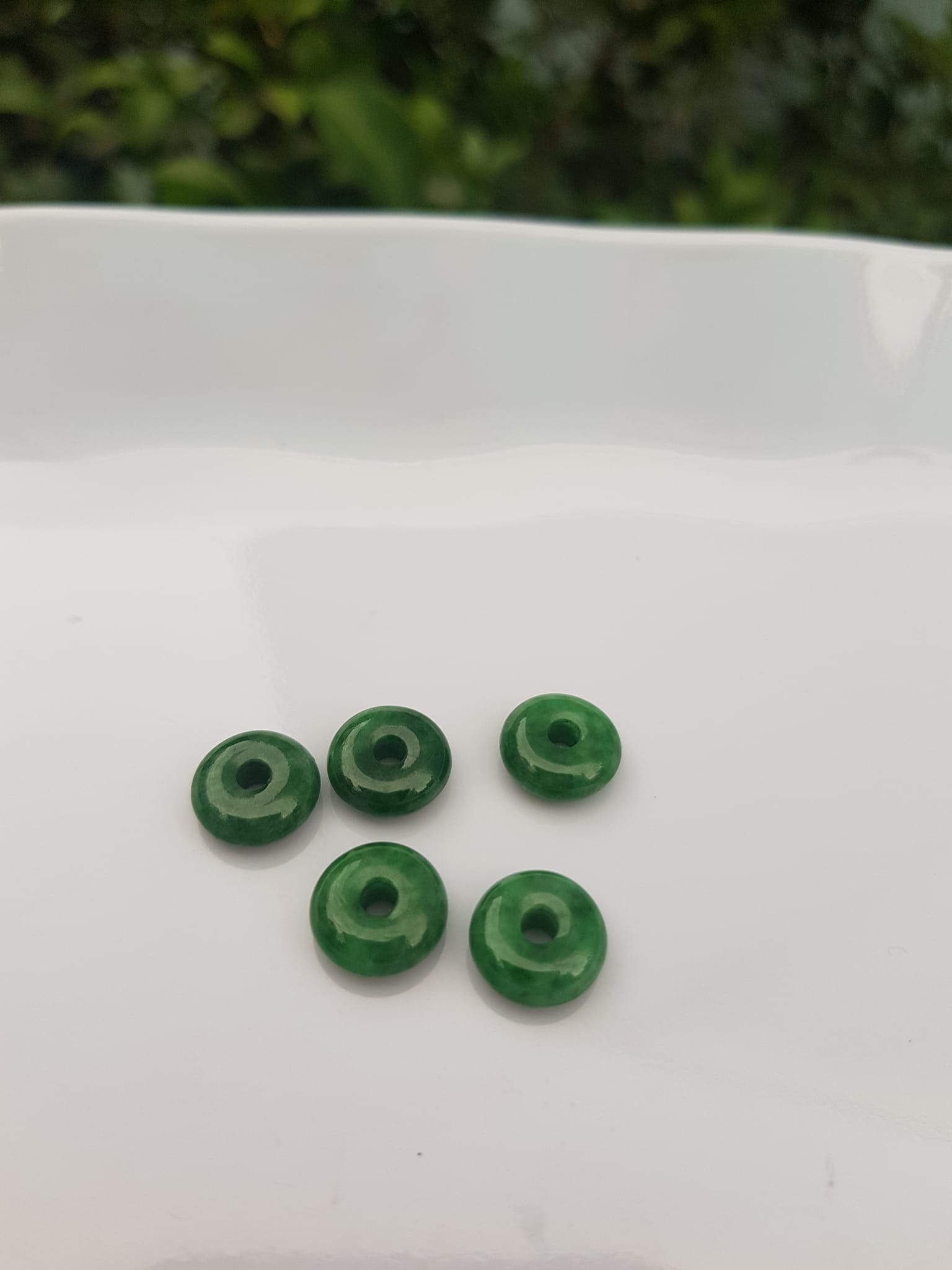 Bộ 5 đồng tiền đá cẩm thạch tự nhiên xanh ngọc đậm đều đẹp Nữ Phối vòng tay,mặt dây chuyền vàng đeo cực kỳ xinh xắn ạ Size hạt 9mm x dầy 3,8mm x lỗ ở giữa đk 2mm mệnh Thủy Mộc Hỏa ạ