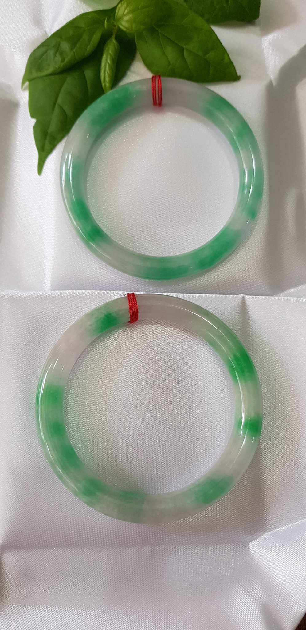 ️Vòng tay nữ đá Cẩm Thạch tự nhiên mới TR LÝ IC 52mm x chột 8mm vòng màu xanh trắng đều đẹp nữ 50kg - 54kg đeo ạ