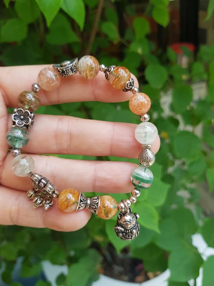 VÒNG TAY PHONG THỦY MAY MẮN ĐÁ THẠCH ANH ƯU LINH TỰ NHIÊN SIZE 10MM BÓNG ĐẸP CHARM PHỤ KIỆN BẠC 925 HÌNH THỎI VÀNG CÁ CHÉP HOA MAY MẮN ĐẸP SANG TAY Ạ