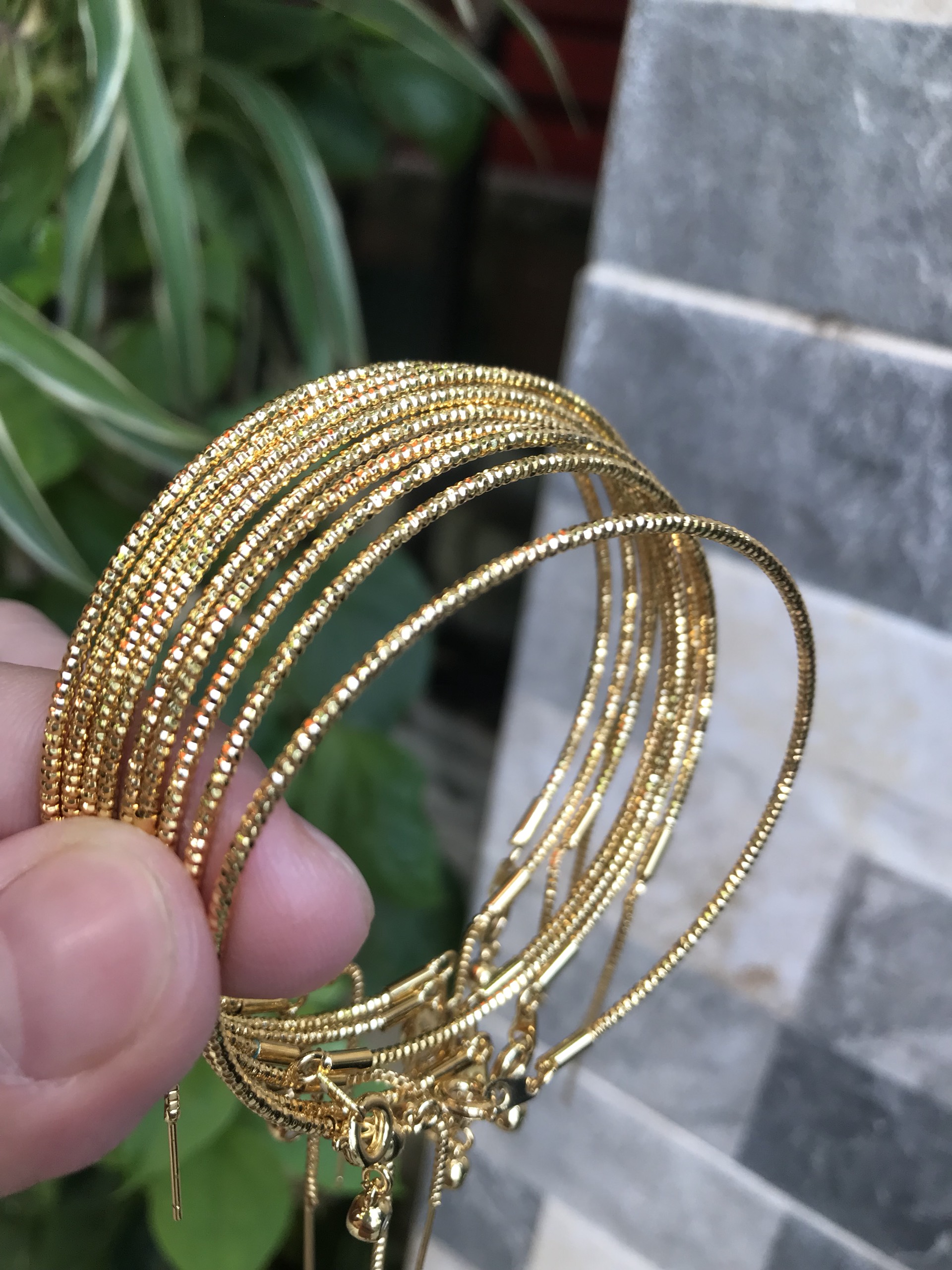 Vòng tay nữ mạ vàng các Chị về phối với hạt charm của mình đeo tay xinh lắm ạ