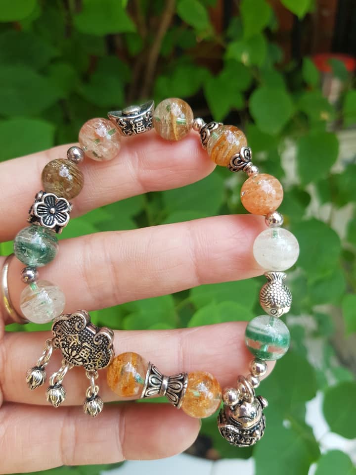 VÒNG TAY PHONG THỦY MAY MẮN ĐÁ THẠCH ANH ƯU LINH TỰ NHIÊN SIZE 10MM BÓNG ĐẸP CHARM PHỤ KIỆN BẠC 925 HÌNH THỎI VÀNG CÁ CHÉP HOA MAY MẮN ĐẸP SANG TAY Ạ