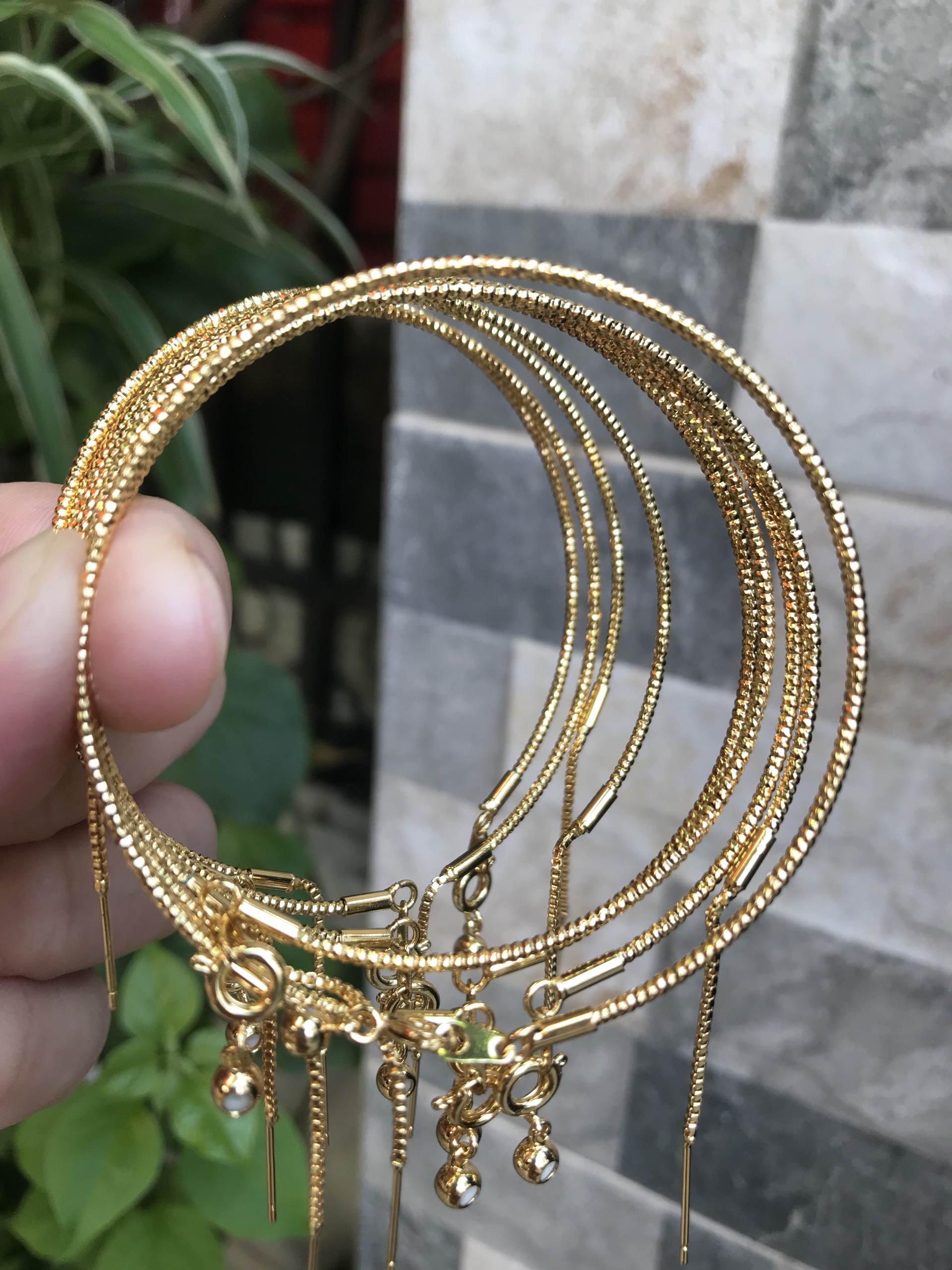 Vòng tay nữ mạ vàng các Chị về phối với hạt charm của mình đeo tay xinh lắm ạ