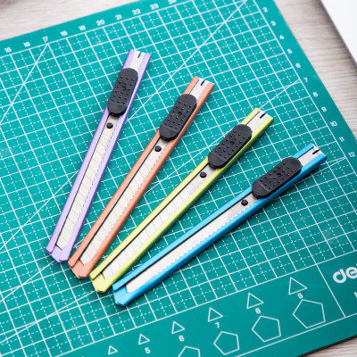 Dao rọc giấy nhỏ Deli - Đỏ/Tím/Xanh lá/Xanh dương - 1 chiếc màu ngẫu nhiên - E2066