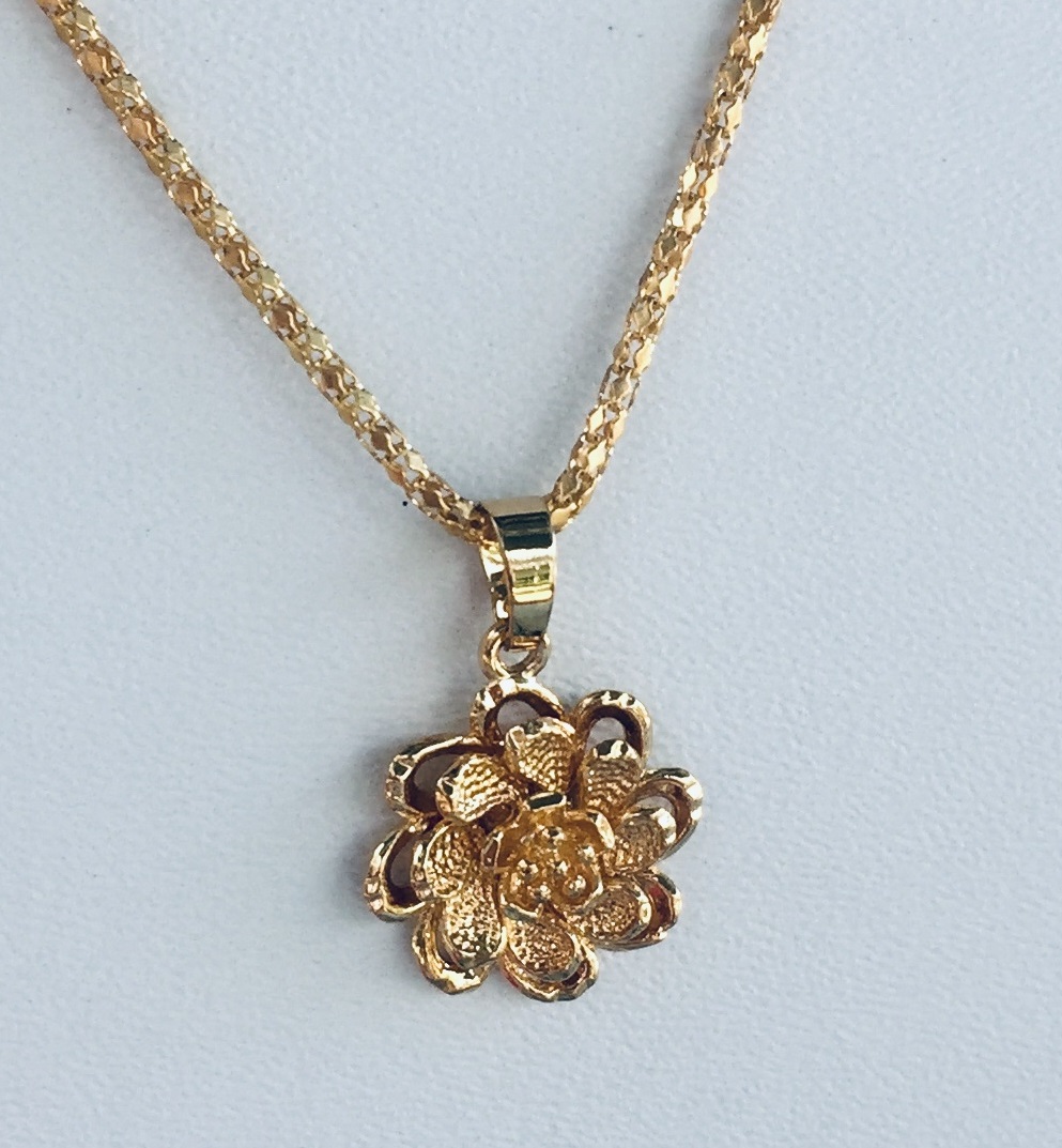 Set Mặt Dây Chuyền Mạ Vàng 18K Đúc Hình Hoa Mai 4 Tầng, Kèm dây chuyền Mạ vàng 18K và hộp đựng trang sức.
