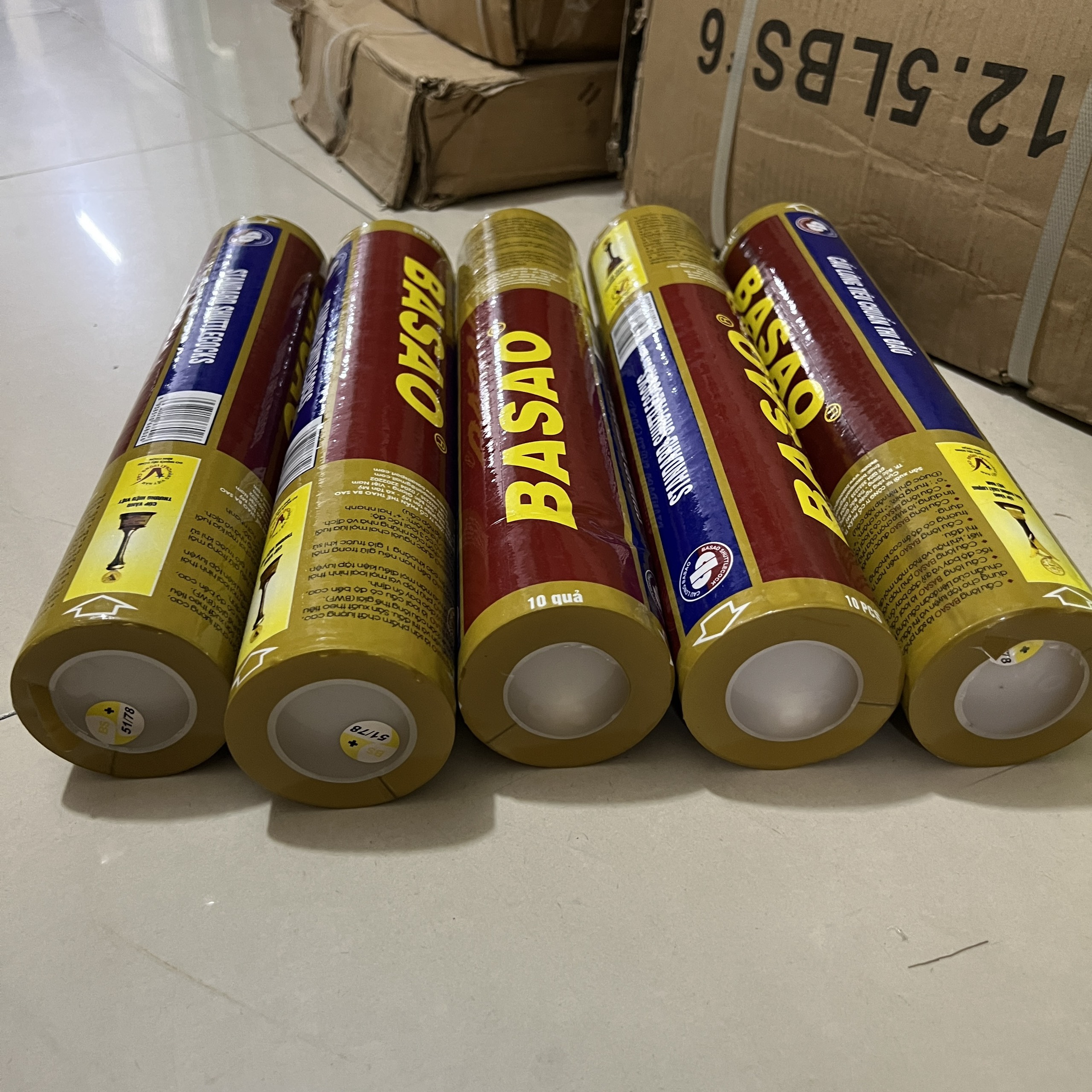 Hộp 10 quả cầu lông BASAO chính hãng,được sản xuất chuyên dùng chơi ngoài trời với tốc độ bay nhanh, tiếng nổ to và kêu đanh. Cầu có độ bền cao và đường cầu chính xác.