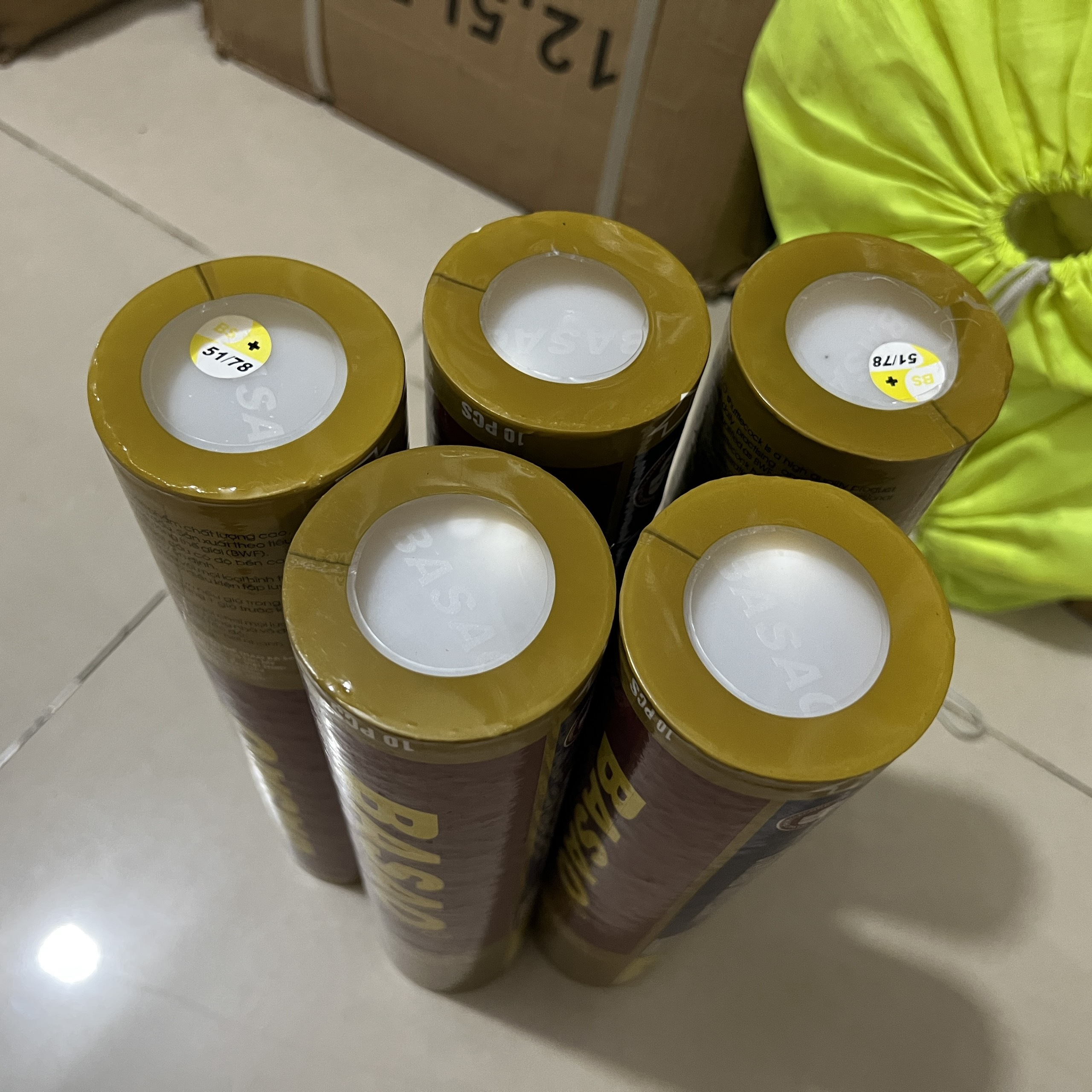 Hộp 10 quả cầu lông BASAO chính hãng,được sản xuất chuyên dùng chơi ngoài trời với tốc độ bay nhanh, tiếng nổ to và kêu đanh. Cầu có độ bền cao và đường cầu chính xác.