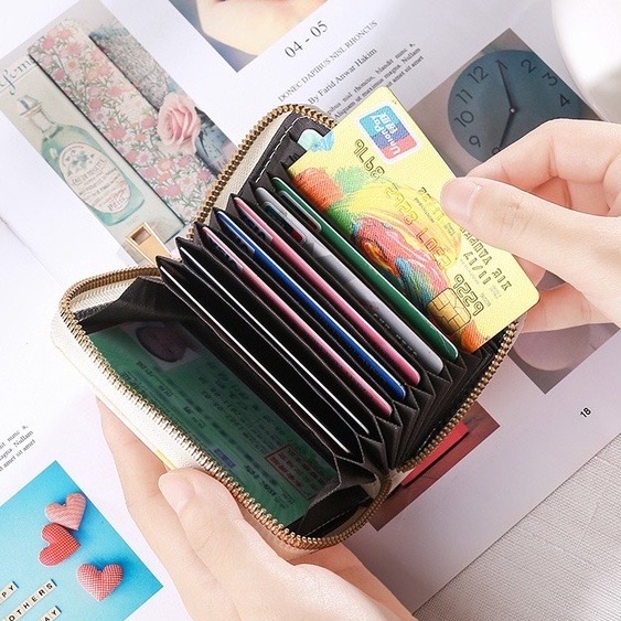 Ví ngắn cầm tay nữ nhiều ngăn da PU cao cấp, chất da mềm mịn .dùng đựng thẻ , giấy tờ xe , đựng tiền nhỏ gọn và tiện lợi ,phong cách nữ tính, trẻ trung , hiện đại