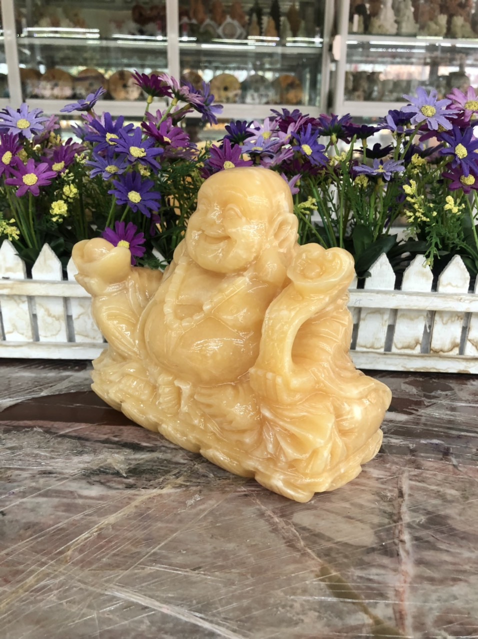 Tượng Phật Di Lặc ngồi cầm thỏi vàng và gậy như ý phong thủy đá ngọc hoàng long - Dài 20 cm