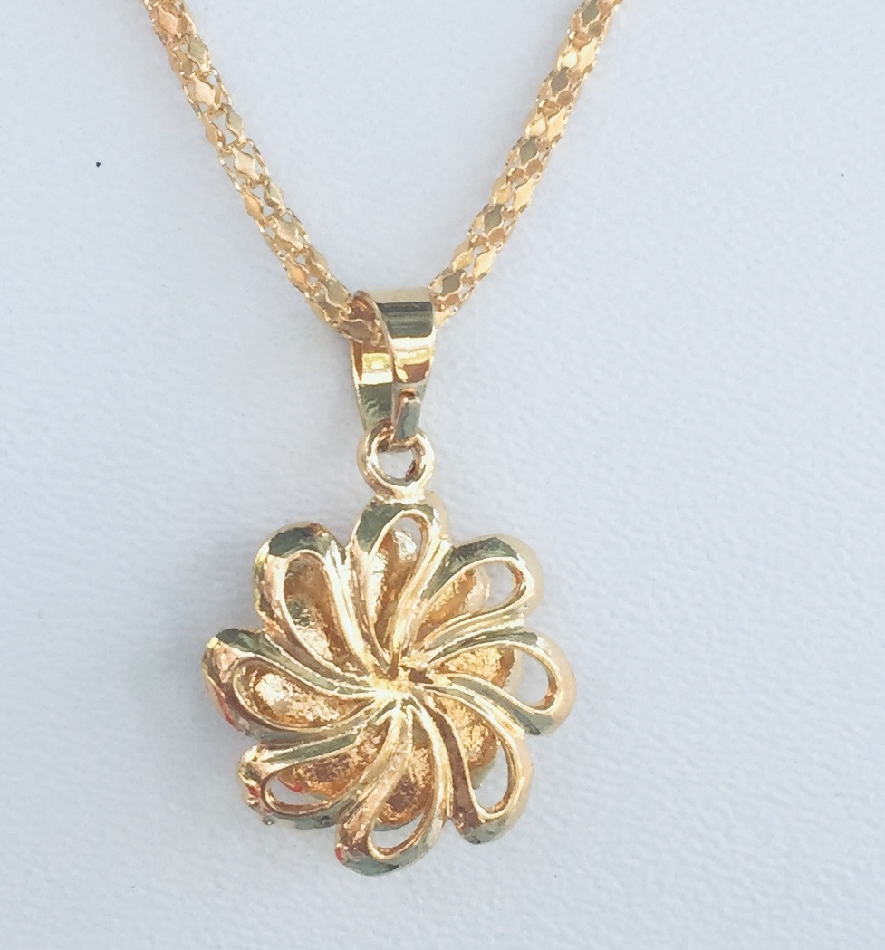 Set Mặt Dây Chuyền Mạ Vàng 18K Đúc Hình Hoa Mai 4 Tầng, Kèm dây chuyền Mạ vàng 18K và hộp đựng trang sức.