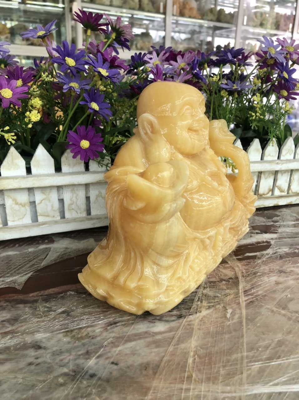 Tượng Phật Di Lặc ngồi cầm thỏi vàng và gậy như ý phong thủy đá ngọc hoàng long - Dài 20 cm