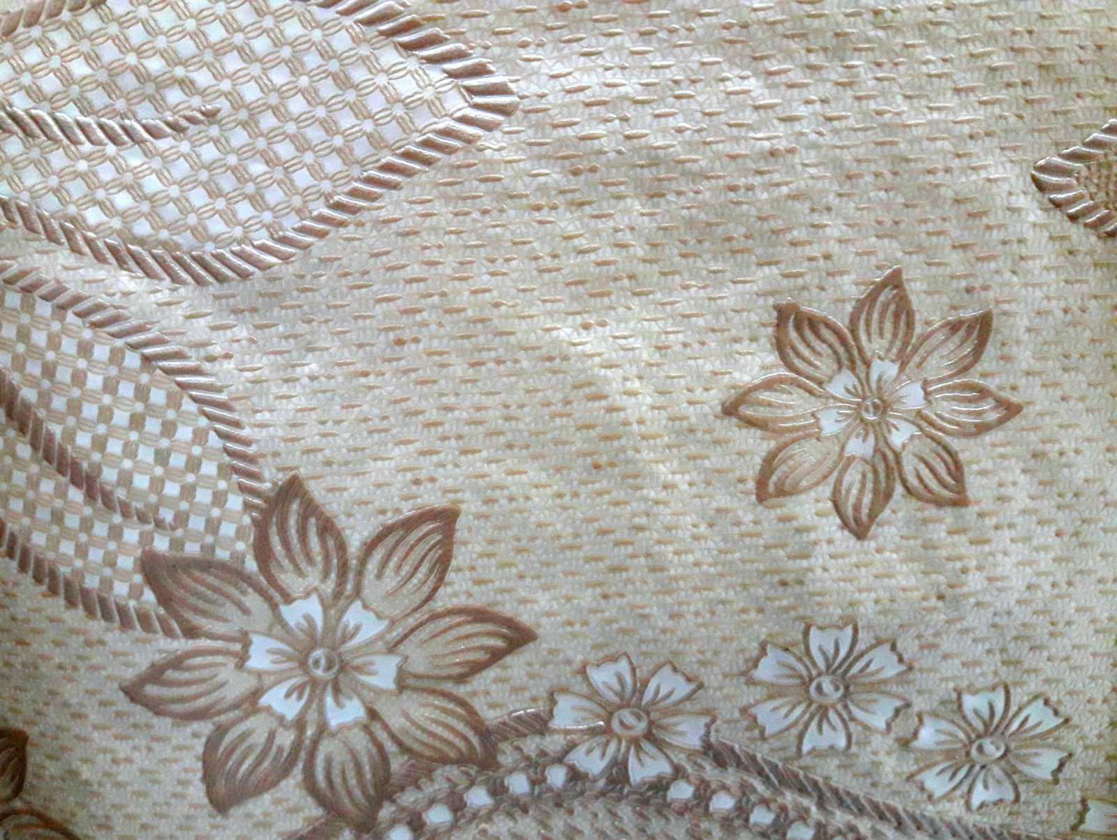 Khăn Trải Bàn PAULEE PWL 241 (147cm x 230cm) hoa văn nổi, ánh kim vàng, nền kem nhạt, nhựa PVC dẻo-không thấm nước