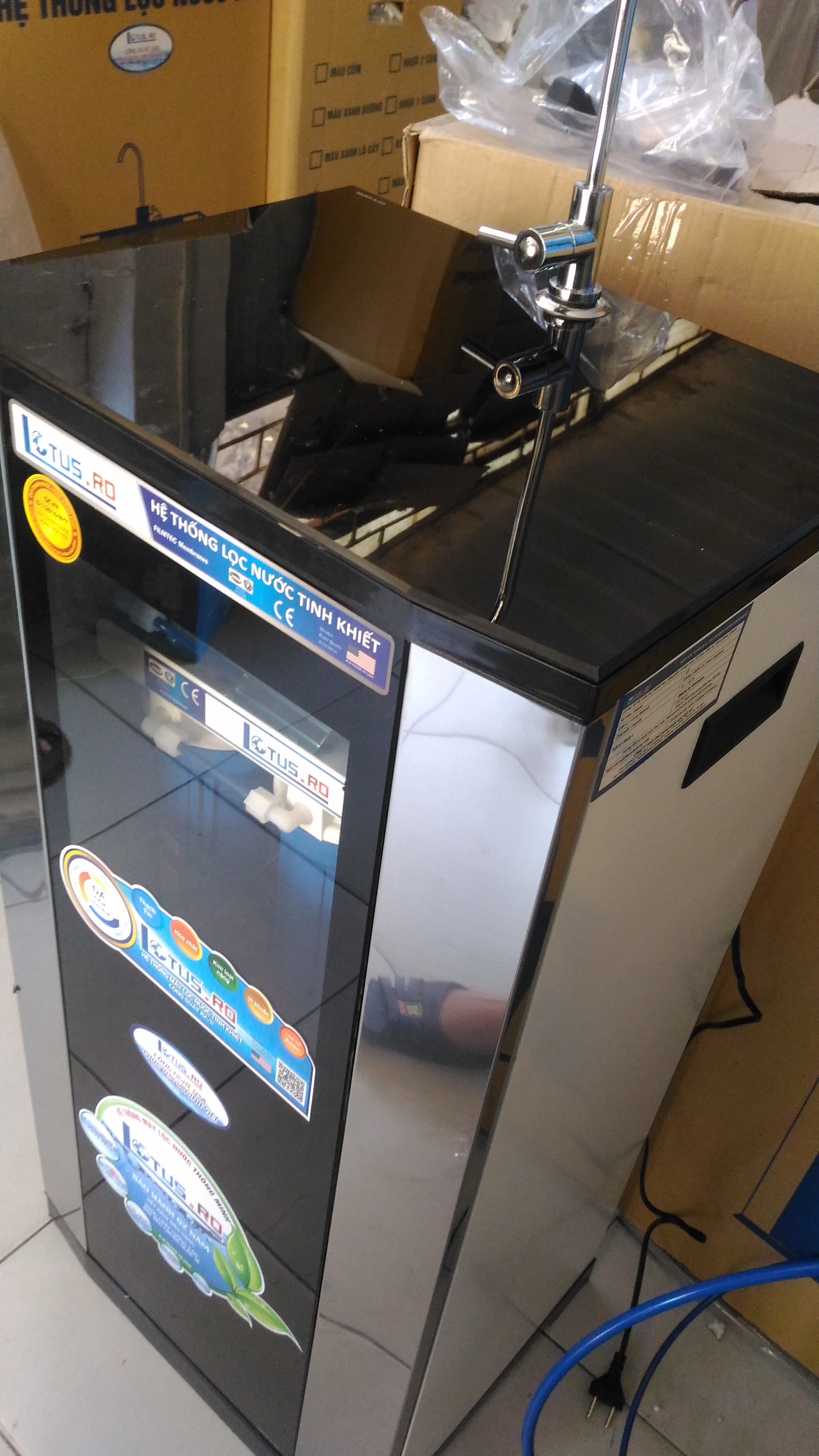 MÁY LỌC NƯỚC RO 9 CẤP LOC TỦ KÍNH IQ- NEW 2023