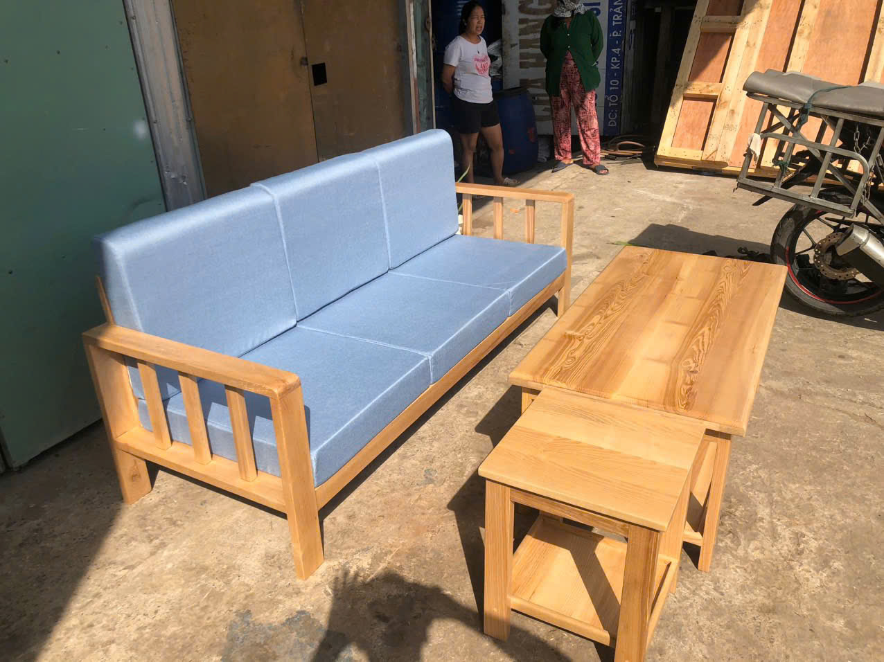 Bộ sofa băng gỗ Juno Sofa kèm nệm, bàn và 1 ghế đôn hiện đại, giá rẻ, tiện lợi