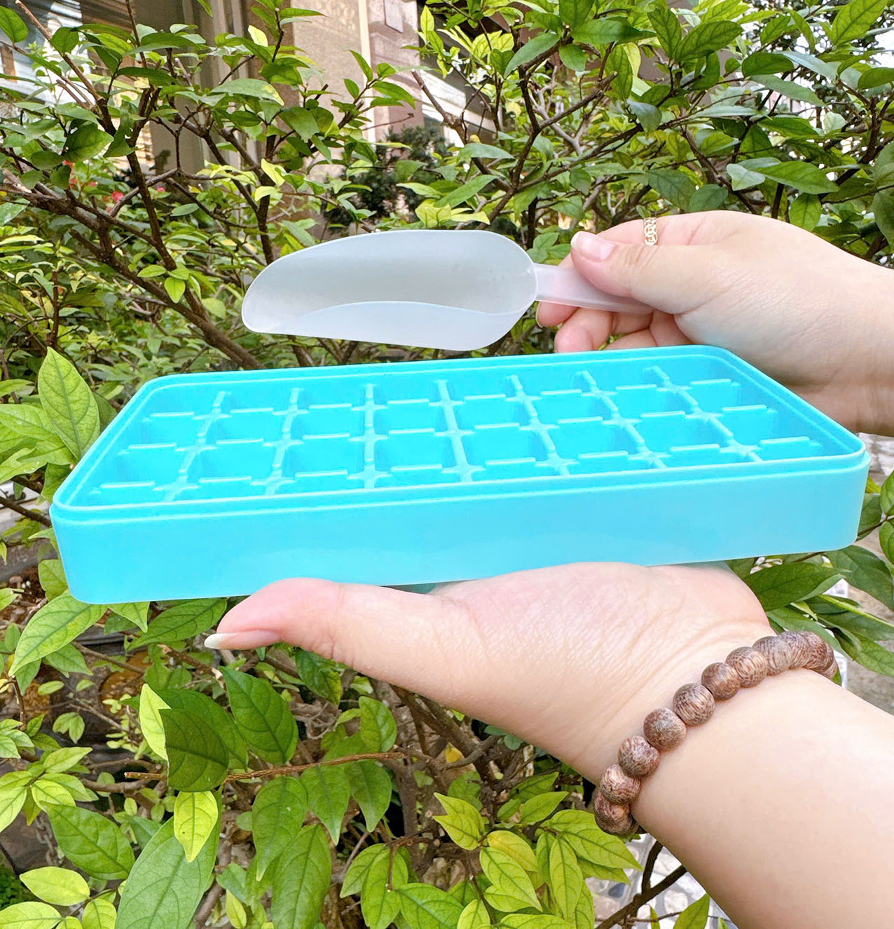 Khay 32 Viên Đá Kèm Xẻng Xúc Đá Tiện Lợi